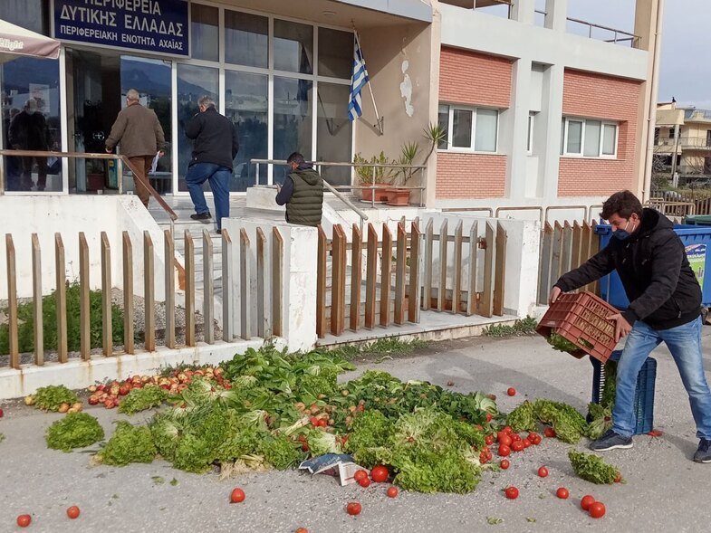 Πέταξαν τα προϊόντα τους μπροστά στην Περιφέρεια Δυτικής Ελλάδας – Διαμαρτυρία Παραγωγών λαϊκών αγορών