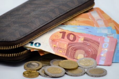 Επίδομα ακρίβειας: Στην τελική ευθεία οι αποφάσεις για τη χορήγησή του τα Χριστούγεννα