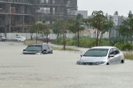 «Πλωτή» πόλη το Ντουμπάι από τις σφοδρές νεροποντές – Ποτάμια οι δρόμοι, λίμνη το αεροδρόμιο