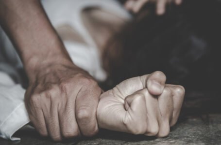 Ηλεία: Την απείλησε με μαχαίρι και σφυρί, συνελήφθη παππούς στην Πάτρα για ενδοοικογενειακή βία